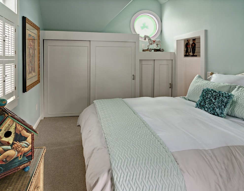 Inspiration för ett litet vintage gästrum, med blå väggar och heltäckningsmatta