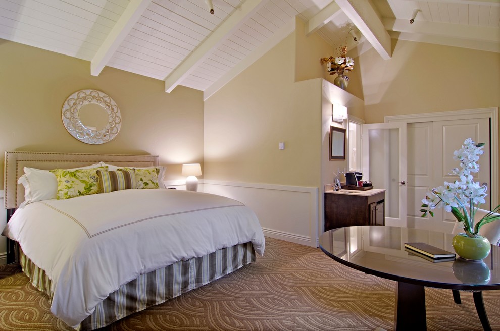 Foto de habitación de invitados clásica renovada grande sin chimenea con paredes beige y moqueta