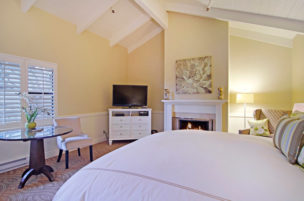 Großes Klassisches Hauptschlafzimmer mit beiger Wandfarbe, Teppichboden, Kamin und gefliester Kaminumrandung in San Francisco