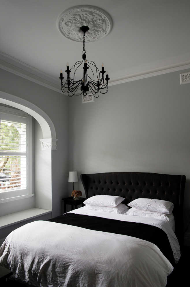 На фото: большая гостевая спальня (комната для гостей) в стиле неоклассика (современная классика) с серыми стенами, темным паркетным полом и черным полом с