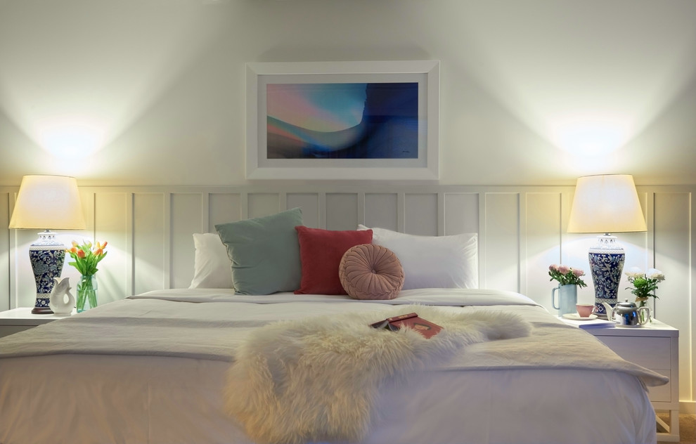 На фото: большая гостевая спальня (комната для гостей) в морском стиле с серыми стенами и ковровым покрытием с