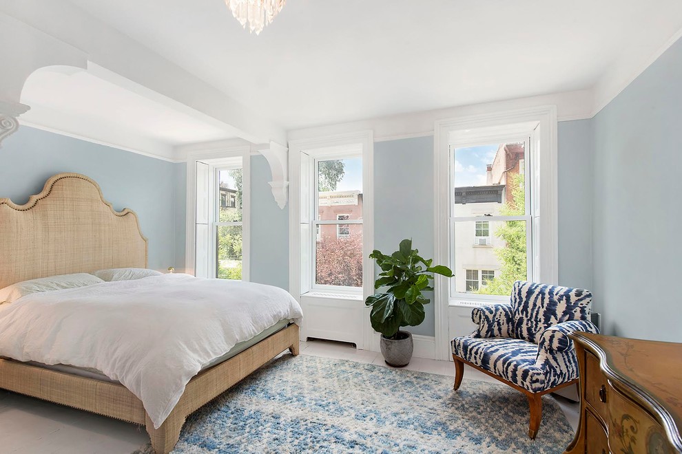 Пример оригинального дизайна: спальня в стиле неоклассика (современная классика) с синими стенами и деревянным полом