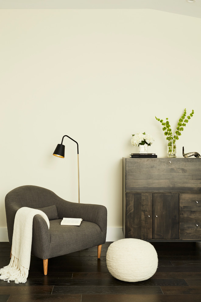 Geräumiges Modernes Hauptschlafzimmer mit beiger Wandfarbe und dunklem Holzboden in New York