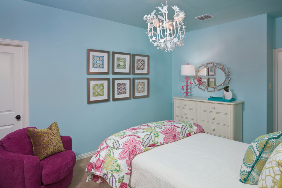 Идея дизайна: спальня в стиле неоклассика (современная классика) с синими стенами, ковровым покрытием и коричневым полом без камина