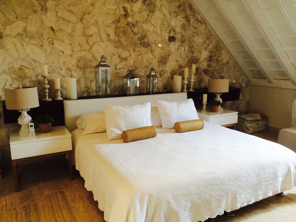 Пример оригинального дизайна: хозяйская спальня среднего размера в средиземноморском стиле с разноцветными стенами и полом из фанеры