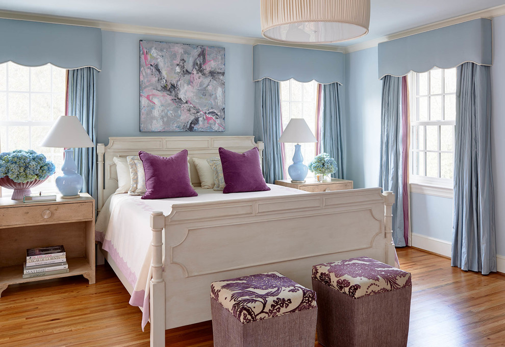 Источник вдохновения для домашнего уюта: большая хозяйская спальня в классическом стиле с синими стенами и паркетным полом среднего тона