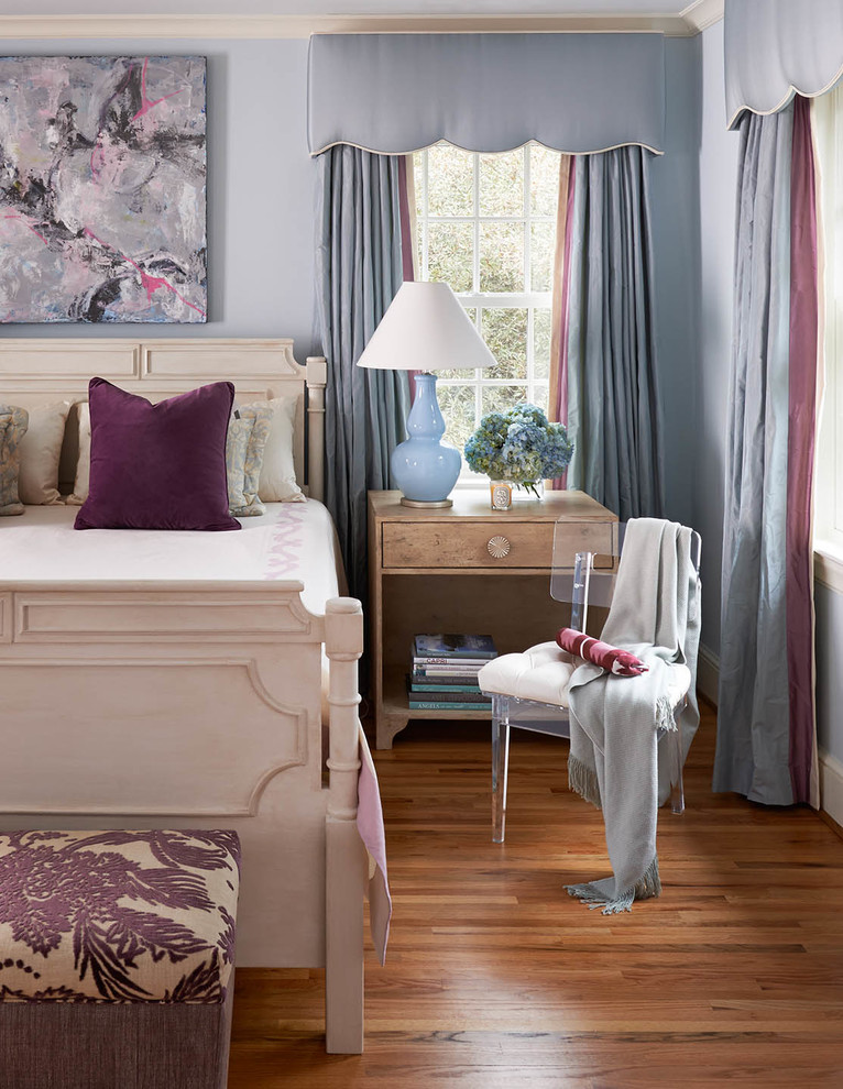 Imagen de dormitorio principal clásico grande con paredes azules y suelo de madera en tonos medios