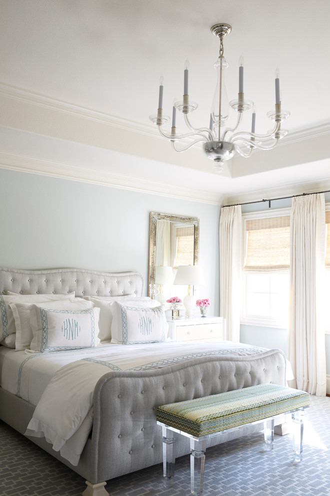 ダラスにある中くらいなトラディショナルスタイルのおしゃれな主寝室 (青い壁、カーペット敷き、青い床、暖炉なし) のレイアウト