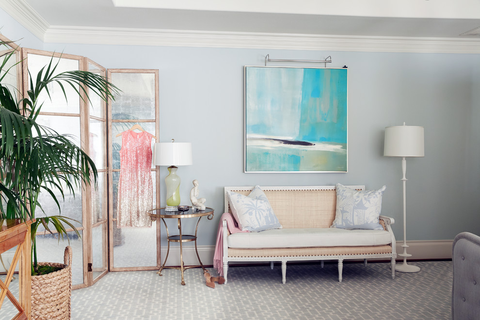 Esempio di una camera matrimoniale shabby-chic style di medie dimensioni con pareti blu, moquette, pavimento multicolore e nessun camino