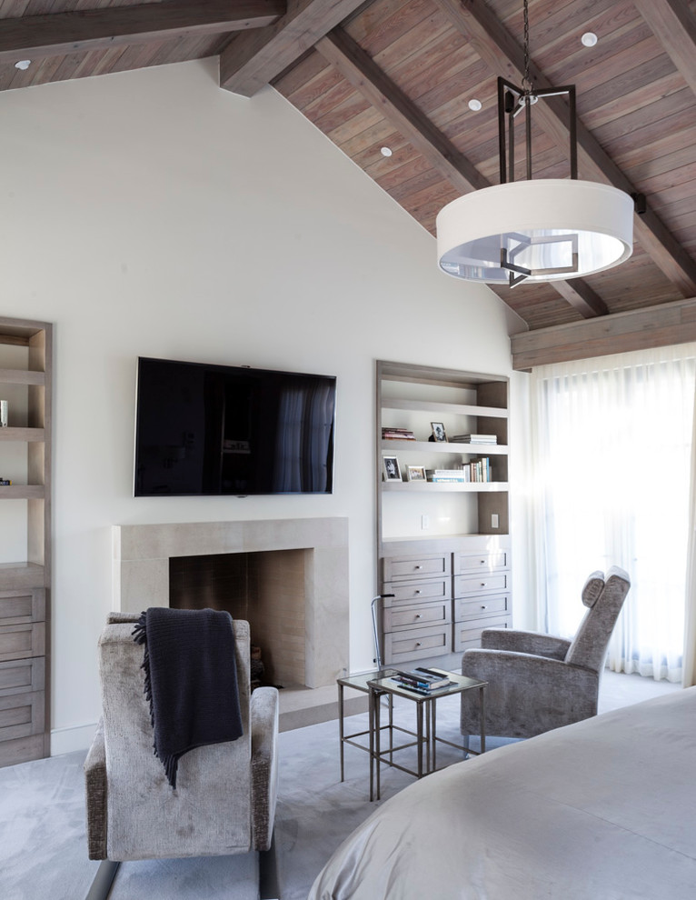 Стильный дизайн: спальня в средиземноморском стиле с белыми стенами, ковровым покрытием и телевизором - последний тренд