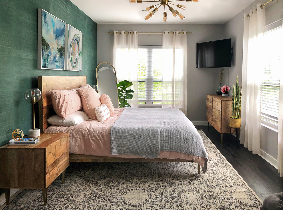 ボストンにあるコンテンポラリースタイルのおしゃれな客用寝室 (グレーの壁、濃色無垢フローリング、茶色い床、グレーとブラウン) のインテリア
