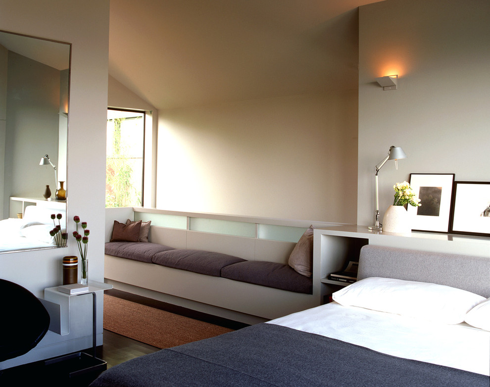Идея дизайна: спальня в стиле модернизм с бежевыми стенами