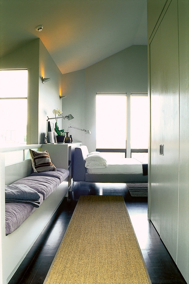 Ispirazione per una camera da letto contemporanea con pareti grigie e parquet scuro