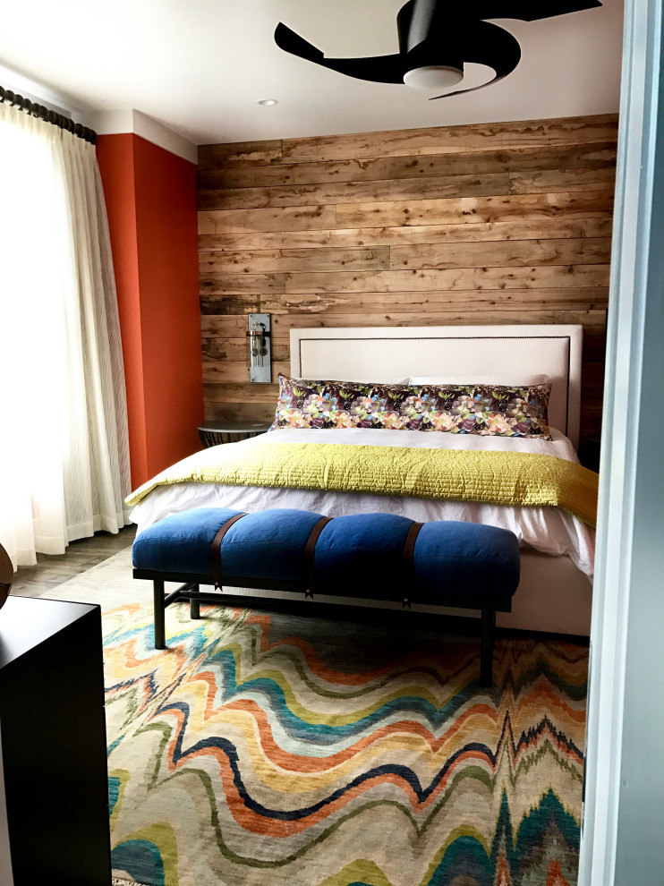 На фото: хозяйская спальня среднего размера в стиле кантри с оранжевыми стенами, паркетным полом среднего тона и коричневым полом без камина