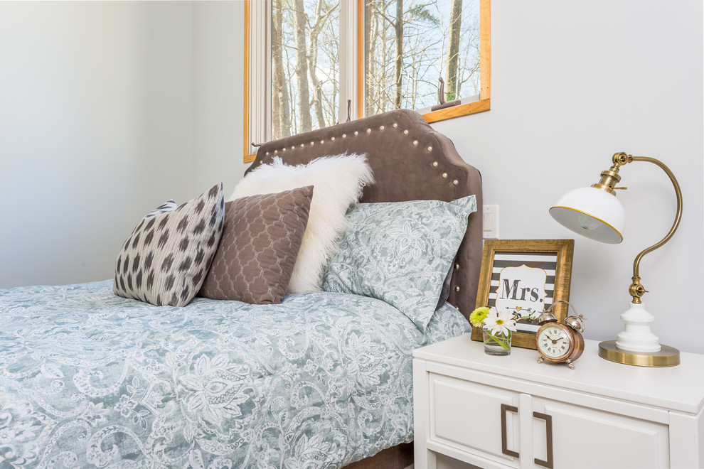 Свежая идея для дизайна: хозяйская спальня среднего размера в стиле ретро с серыми стенами и ковровым покрытием - отличное фото интерьера