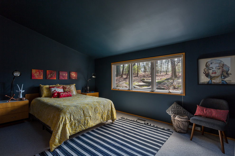 Example of a mid-sized mid-century modern master bedroom design in Raleigh