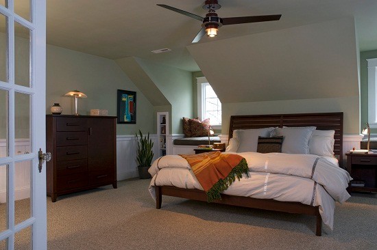 Mittelgroßes Uriges Hauptschlafzimmer mit grüner Wandfarbe und Teppichboden in Richmond