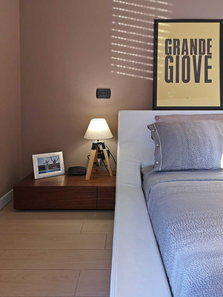Kleines Modernes Hauptschlafzimmer mit brauner Wandfarbe, Porzellan-Bodenfliesen und beigem Boden in Sonstige