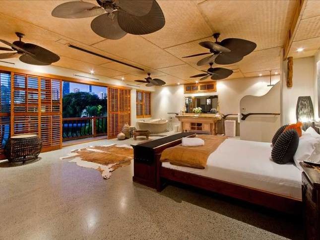 Geräumiges Hauptschlafzimmer mit weißer Wandfarbe und Betonboden in Sydney