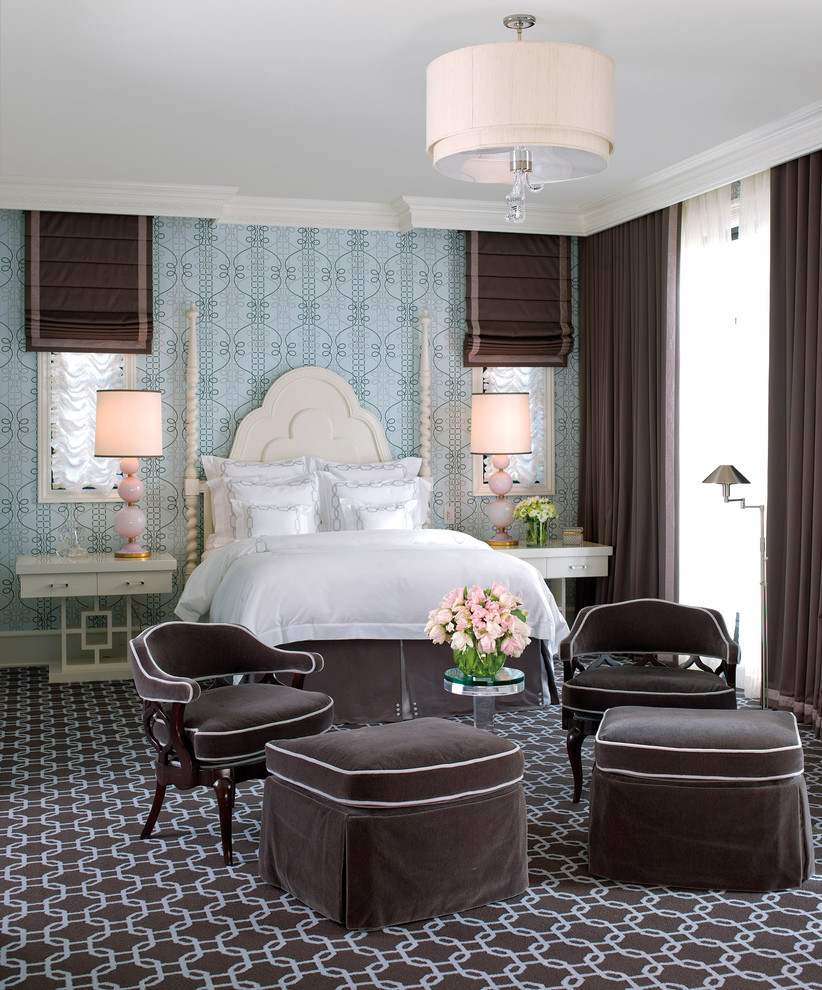Свежая идея для дизайна: хозяйская спальня в современном стиле с синими стенами, ковровым покрытием и разноцветным полом без камина - отличное фото интерьера