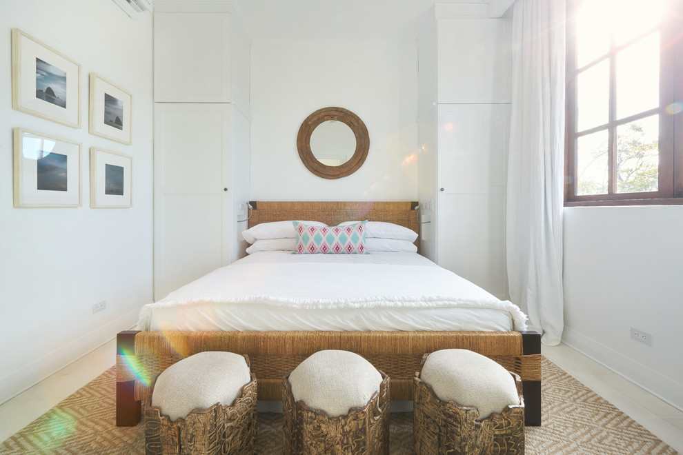 На фото: гостевая спальня среднего размера, (комната для гостей) в морском стиле с белыми стенами, бетонным полом, белым полом и кроватью в нише без камина с