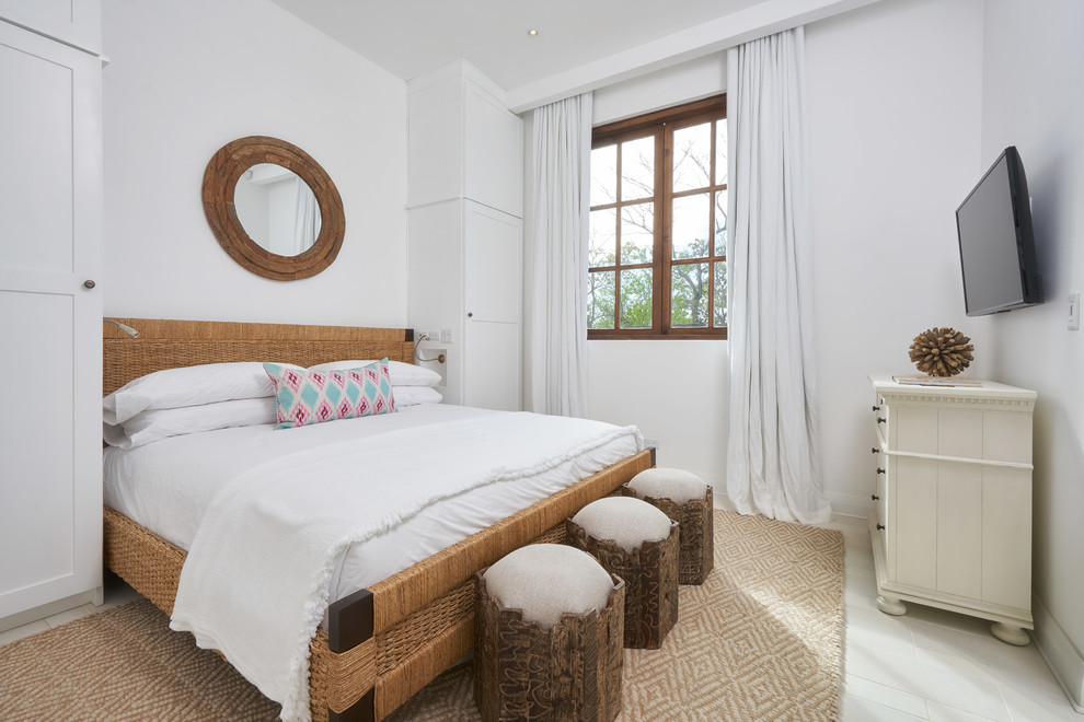 Foto di una camera degli ospiti stile marino di medie dimensioni con pareti bianche, pavimento in cemento, nessun camino e pavimento bianco