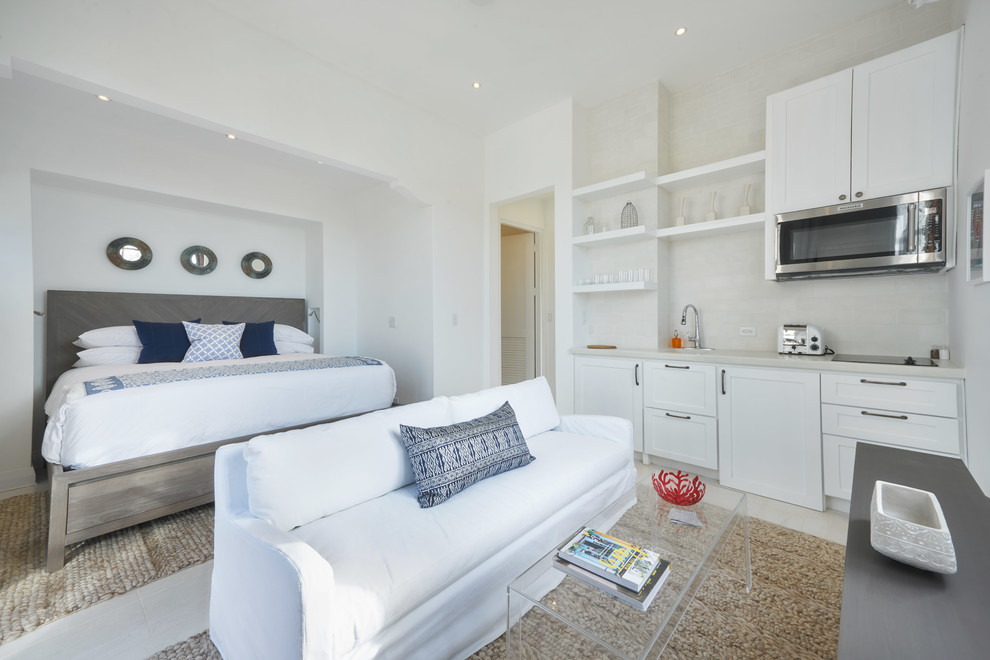 他の地域にある広いビーチスタイルのおしゃれな客用寝室 (白い壁、コンクリートの床、暖炉なし、白い床) のレイアウト