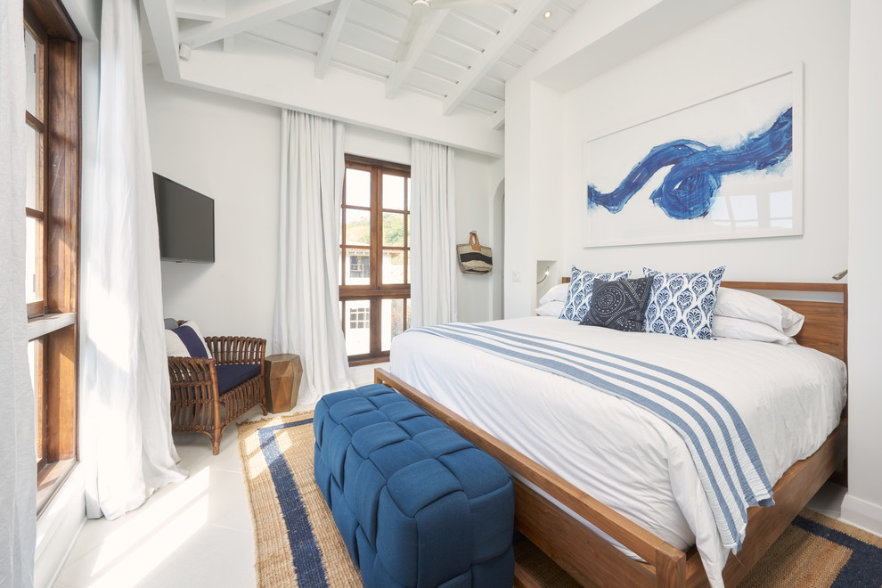 他の地域にある中くらいなビーチスタイルのおしゃれな客用寝室 (白い壁、コンクリートの床、暖炉なし、白い床)