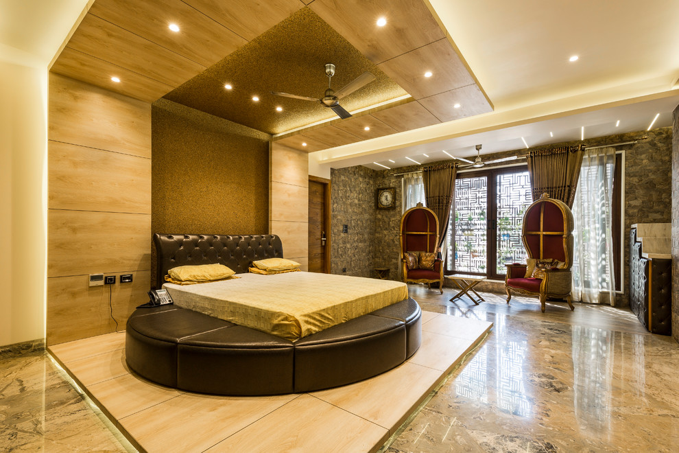 Idee per una grande camera matrimoniale minimal con pareti beige, pavimento in marmo e pavimento marrone