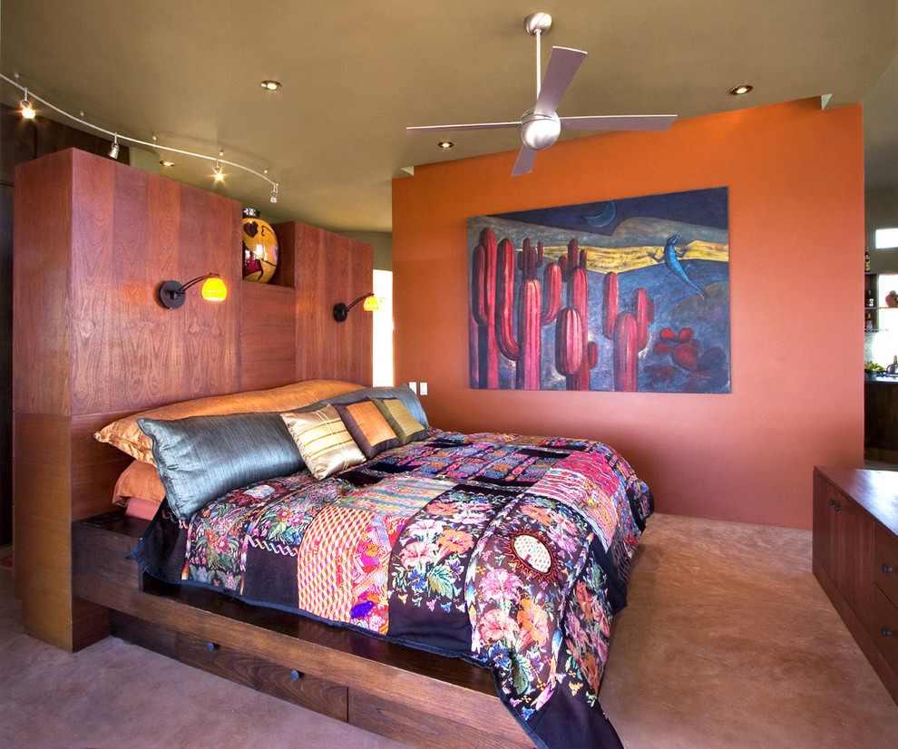 Immagine di una camera da letto tropicale con pavimento in cemento e pavimento rosa