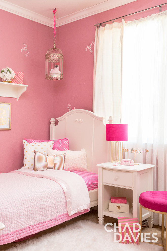 Inspiration pour une grande chambre avec un mur rose et aucune cheminée.