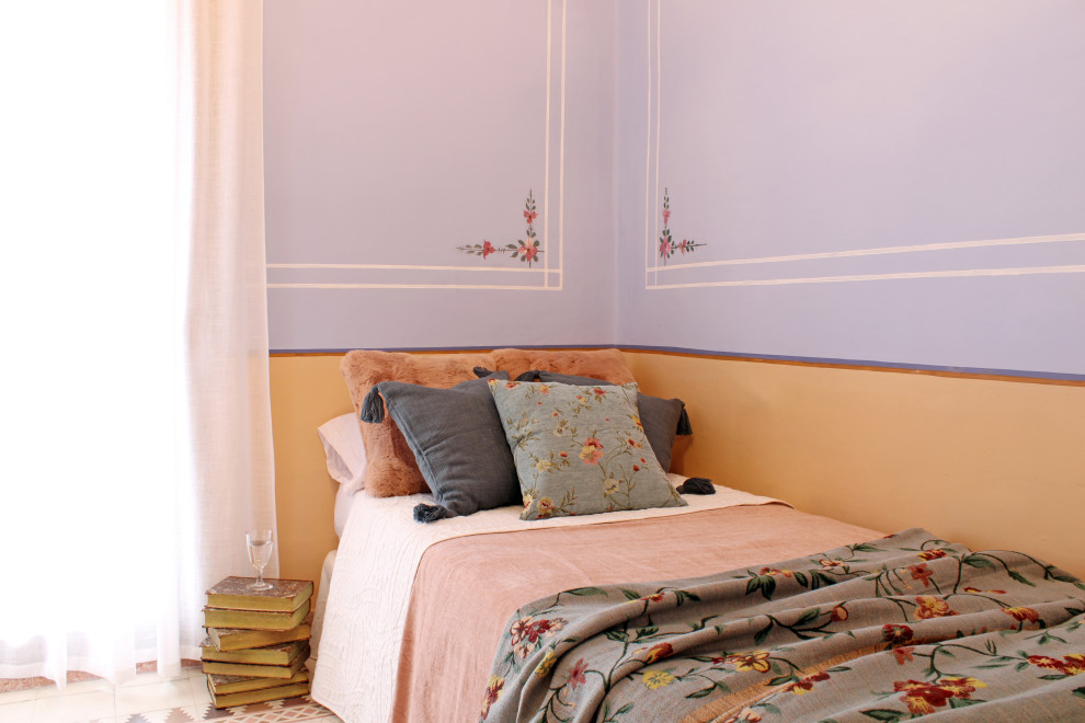 Imagen de dormitorio de estilo americano de tamaño medio con paredes azules