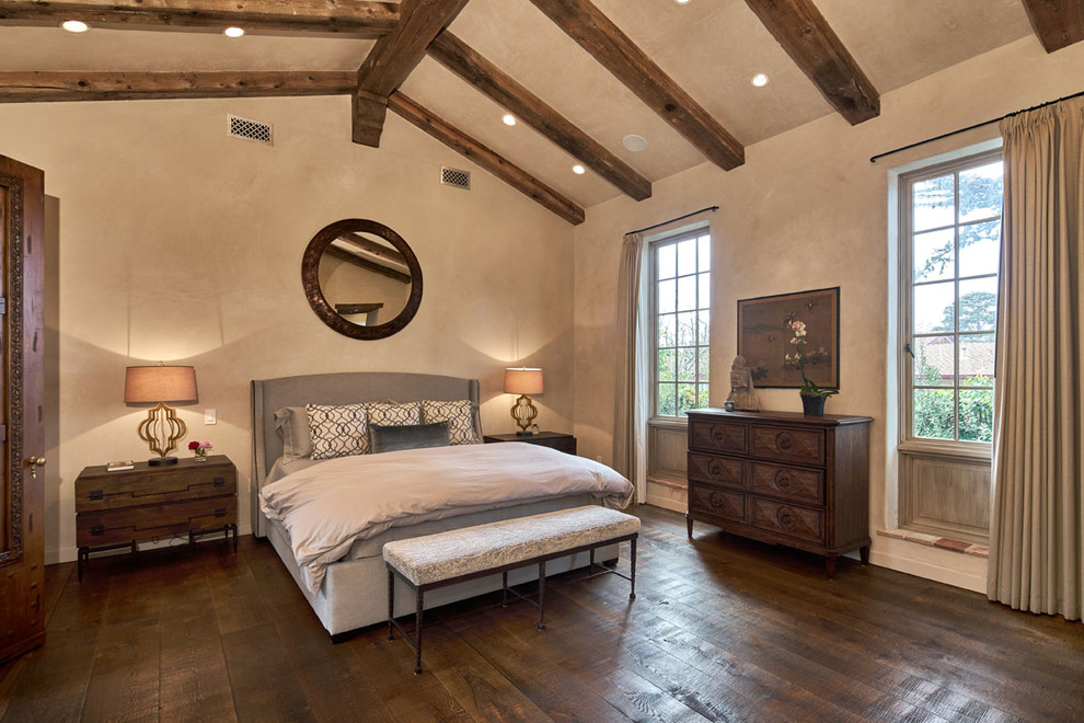 Imagen de dormitorio principal mediterráneo grande con paredes beige y suelo de madera oscura