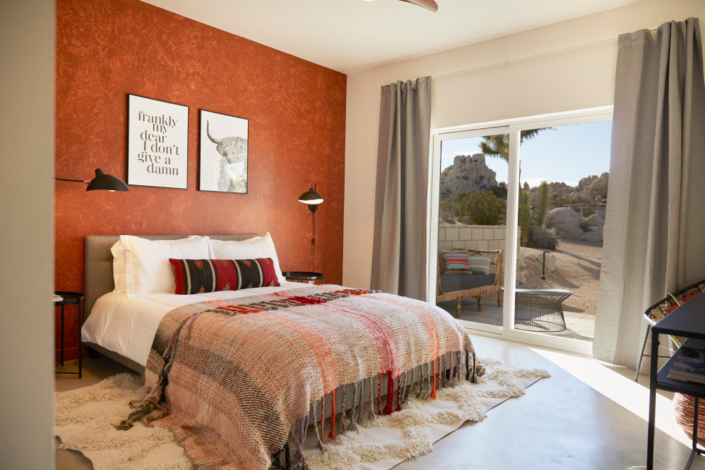 Идея дизайна: гостевая спальня (комната для гостей) в современном стиле с бежевыми стенами и бетонным полом без камина