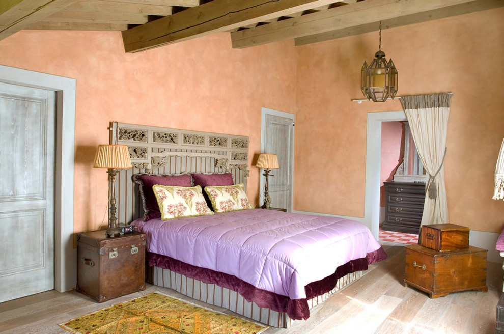 Ejemplo de dormitorio campestre con suelo de madera en tonos medios