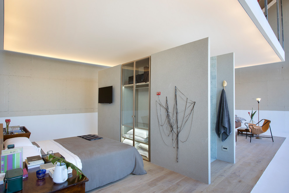 Ispirazione per una camera da letto minimalista con pareti grigie, parquet chiaro, nessun camino e pavimento beige