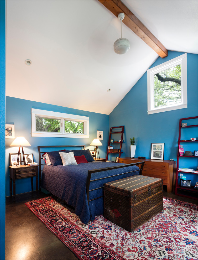 Diseño de dormitorio principal actual de tamaño medio con paredes azules y suelo de cemento