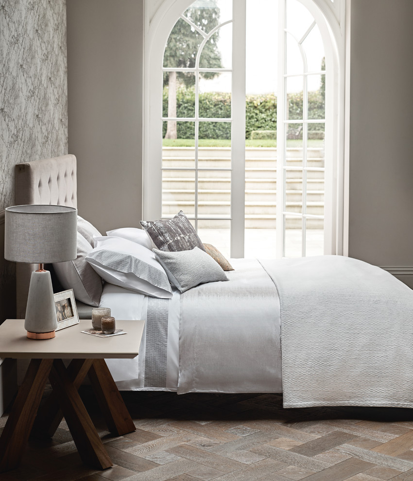Klassisches Schlafzimmer ohne Kamin mit grauer Wandfarbe in London