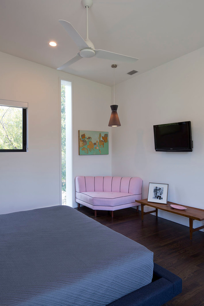 Cette photo montre une petite chambre parentale tendance avec un mur blanc, parquet foncé et aucune cheminée.