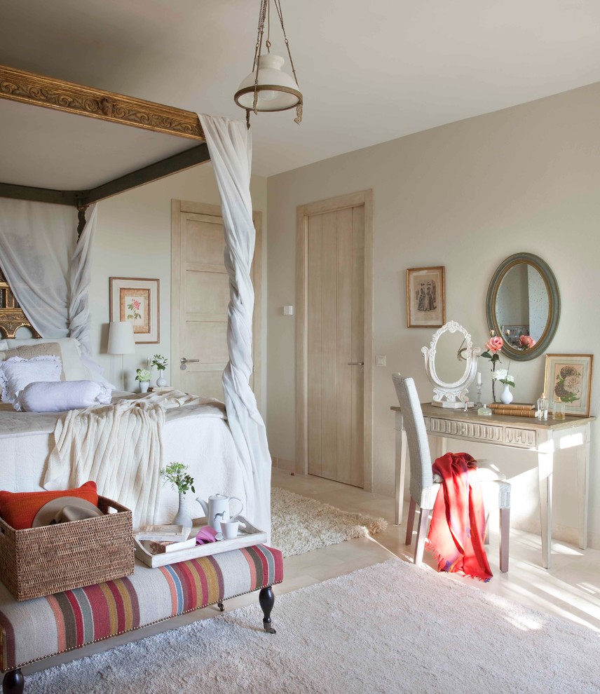 Imagen de dormitorio principal romántico grande sin chimenea con paredes beige y suelo de madera clara