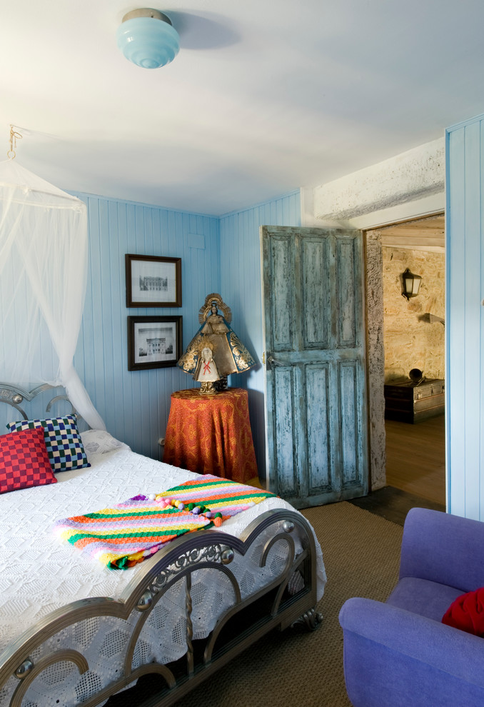 Modelo de dormitorio romántico con paredes azules