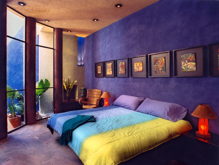 Idée de décoration pour une chambre design avec un sol violet.