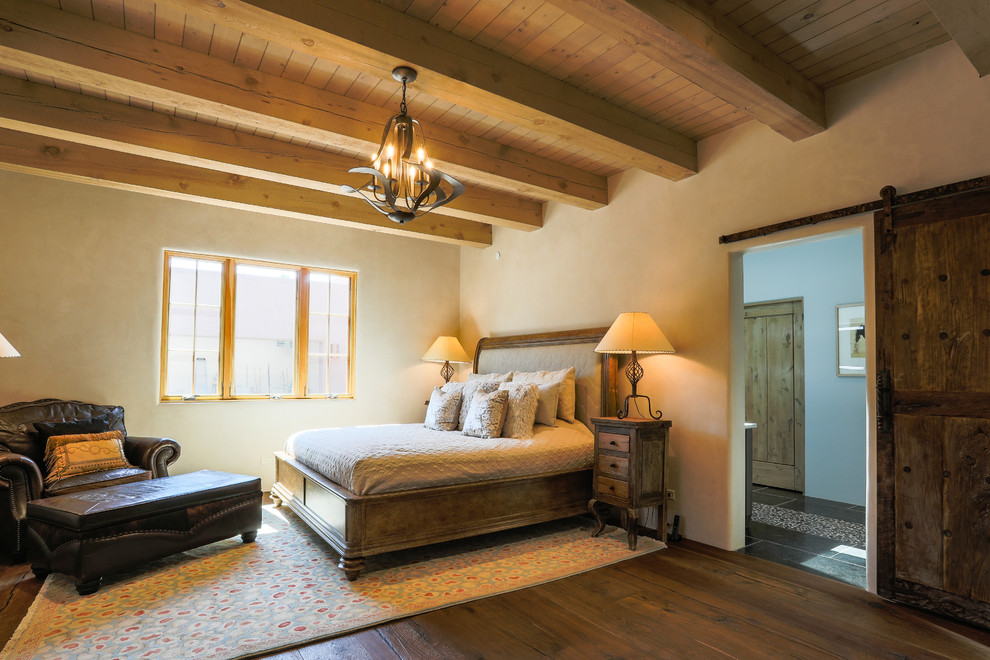 Exempel på ett amerikanskt sovrum, med beige väggar, mellanmörkt trägolv och brunt golv