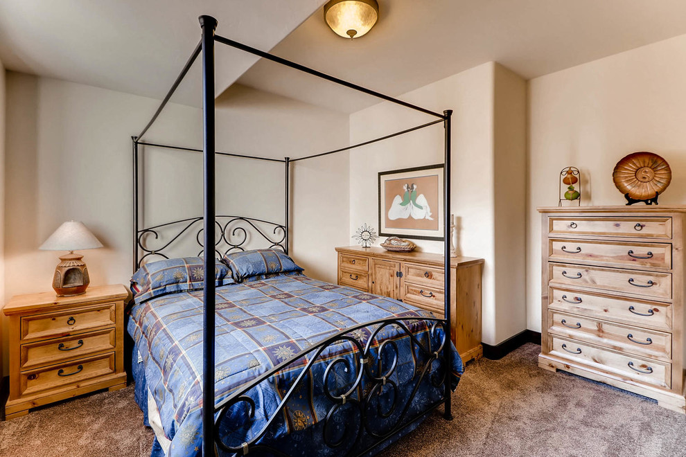 Imagen de habitación de invitados de estilo americano de tamaño medio con paredes beige y moqueta