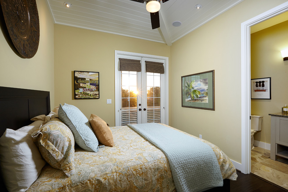 Idee per una piccola camera da letto tropicale con pareti viola e parquet scuro