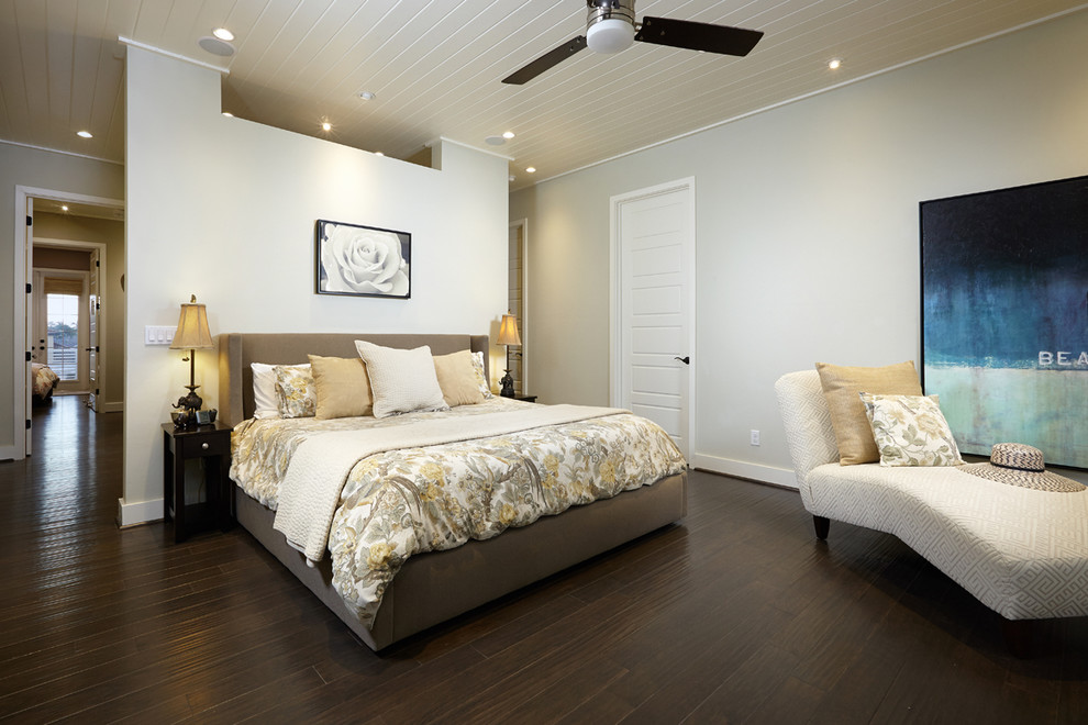 Immagine di una camera da letto tropicale di medie dimensioni con pareti grigie e parquet scuro