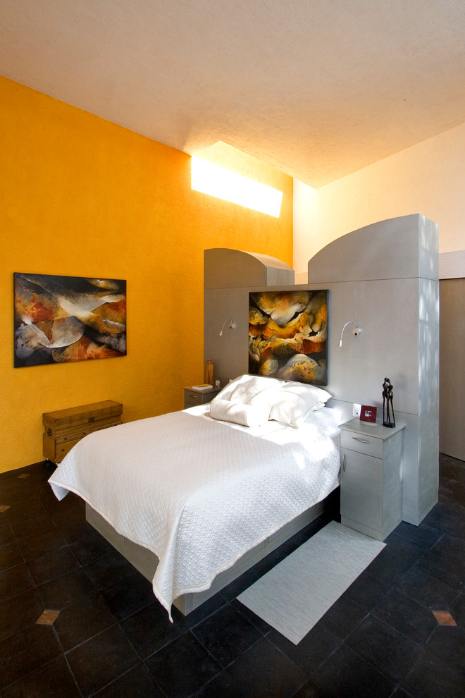 Cette photo montre une chambre grise et jaune tendance avec un mur orange.