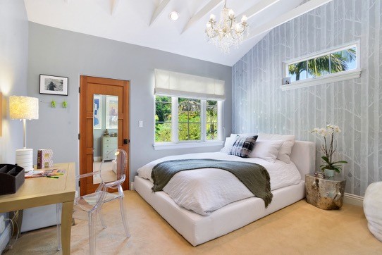 Стильный дизайн: гостевая спальня среднего размера, (комната для гостей) в средиземноморском стиле с серыми стенами и ковровым покрытием - последний тренд