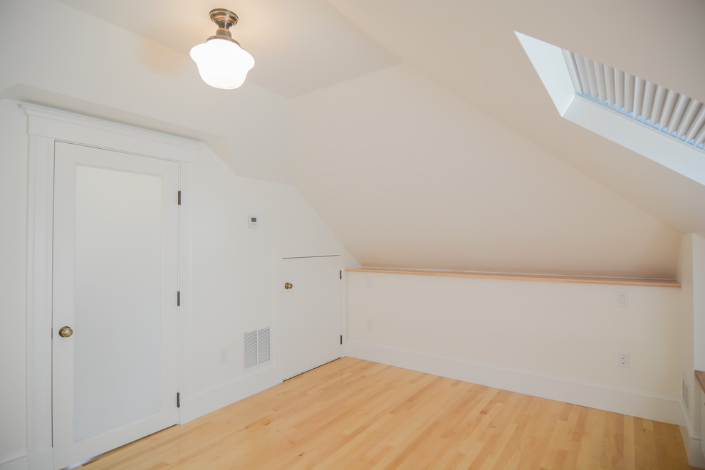 Idee per una camera matrimoniale tradizionale di medie dimensioni con pareti bianche e pavimento in legno massello medio