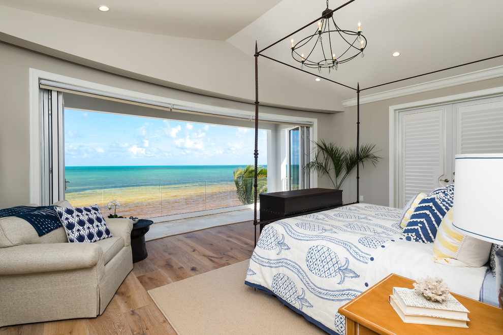 Geräumiges Maritimes Schlafzimmer im Loft-Style mit beiger Wandfarbe, braunem Holzboden und braunem Boden in Miami